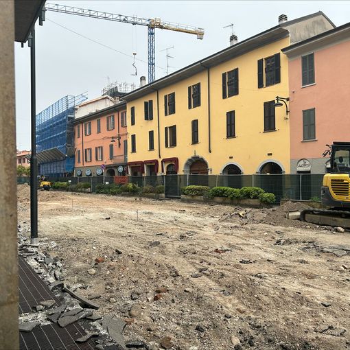 Via Cavallotti si trasforma: completata la rimozione dell'asfalto