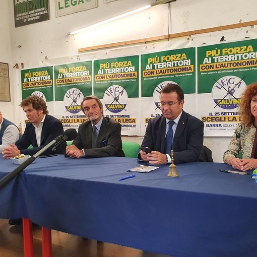 Autonomia e ministero dell’innovazione in Lombardia, la Lega ci crede. Militanti in piazza a Varese con Fontana