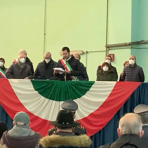 Un momento della commemorazione: il discorso del sindaco