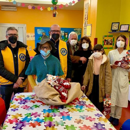 Silvana la Befana visita i piccoli pazienti della Pediatria