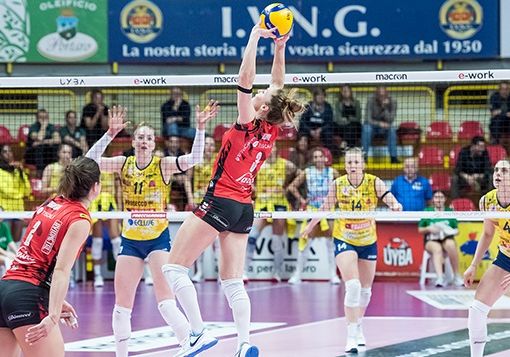 Carli Lloyd, miglior farfalla in campo contro Conegliano (foto volleybusto.com)