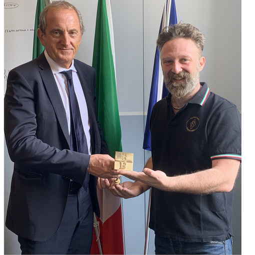 La foto del sindaco Antonelli con Fabio Longhin, rappresentante dei pasticceri con il timbro BB