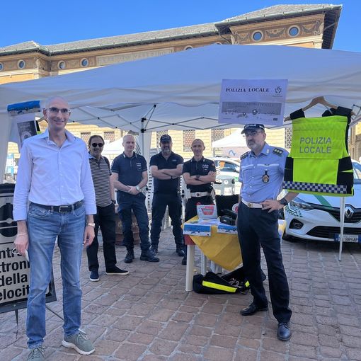 L'assessore Loschiavo con la Polizia locale durante Cuori in piazza