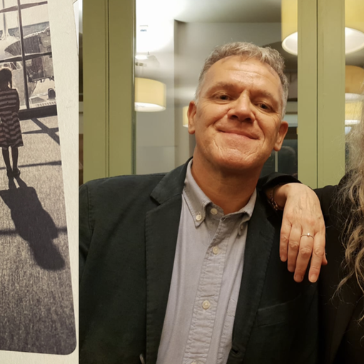 Luciano Bolzoni e Patti Smith. A lato la copertina del suo libro