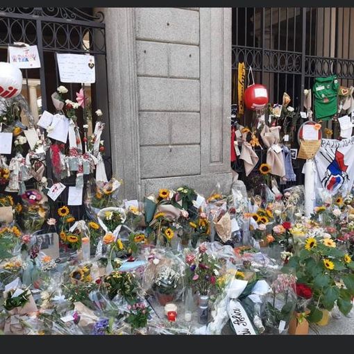 I fiori, omaggio commovente e silenzioso per Borradori