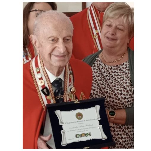 Mario Ballarati fiero della targa consegnata dal Magistero