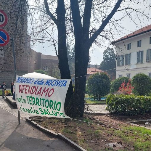 Castellanza, «rumori e vibrazioni» per la centrale al polo chimico. Presidio dei cittadini davanti al municipio