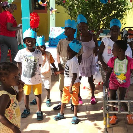 Haiti, i sorrisi dei bimbi disabili alla festa. E i banditi allentano la presa sul Natale. LE FOTO