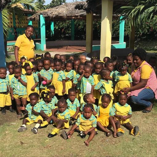 Haiti, ultimo giorno di scuola materna tra sorrisi e ritorno alle baracche. Dove il caldo è l'ultimo dei problemi