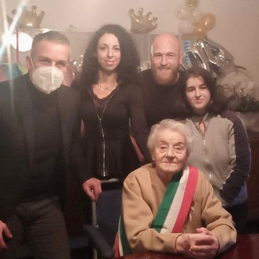 Grande festa a casa della signora Mariuccia che ha ricevuto anche la visita del sindaco