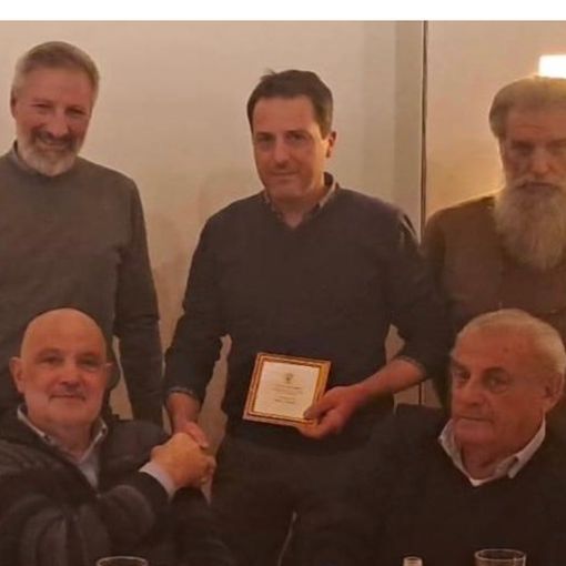 Momenti felici: la festa di Natale con la riconoscenza espressa a Mauro (foto per cortesia dell'assessore Moretti)