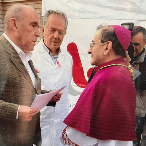 Una foto di Franco Mazzucchelli con monsignor Mario Delpini
