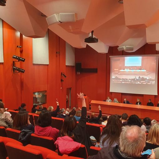 Caro-mensa, incontro fra genitori e Comune. L’impegno: «Più fasce Isee per contenere gli aumenti»