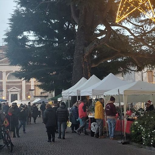 A Olgiate il cortile di Villa Gonzaga si è trasformato per un giorno in un mercatino natalizio