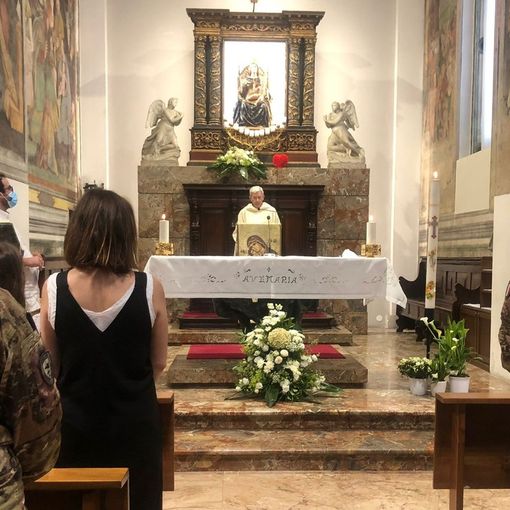 La Caritas festeggia i 70 anni di don Francesco Casati. Presenti anche i vertici militari della Ugo Mara