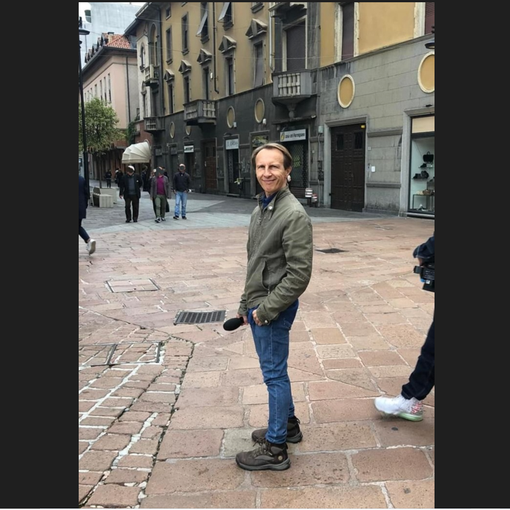 Cristiano Militello di Striscia la Notizia a Busto: «La gente mi parla dei lampioni»