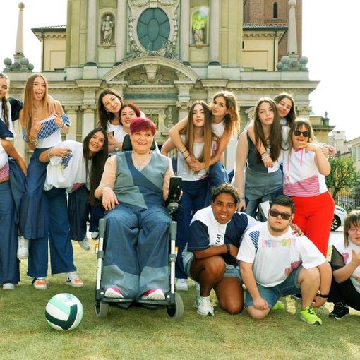 La moda inclusiva di Acof con Uildm e Mai Paura: le t-shirt griffate Olga Fiorini conquistano tutti