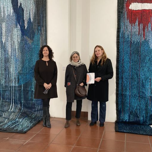 Il valore che resta, anzi cresce. Così il tessile e l'arte ci sussurrano