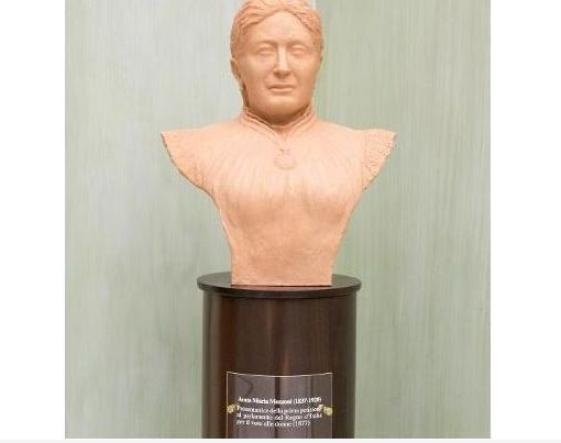 Busto di Anna Maria Mozzoni, collocato nella Sala delle donne a Montecitorio nell’aprile 2017.