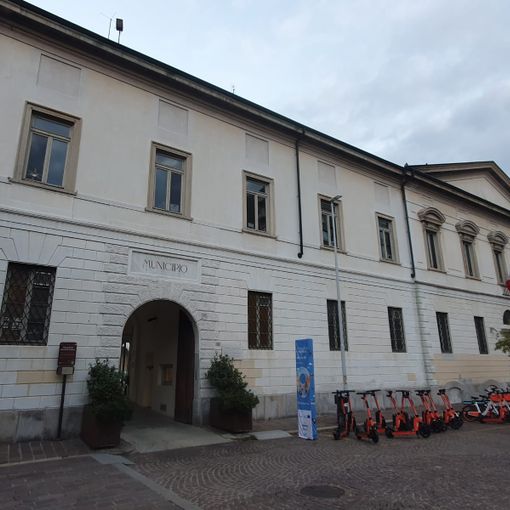 Quattro immobili comunali in vendita