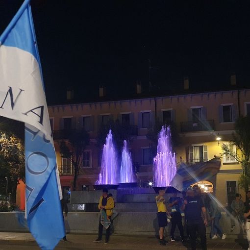 VIDEO. Scudetto del Napoli, vai con la festa in piazza a Busto