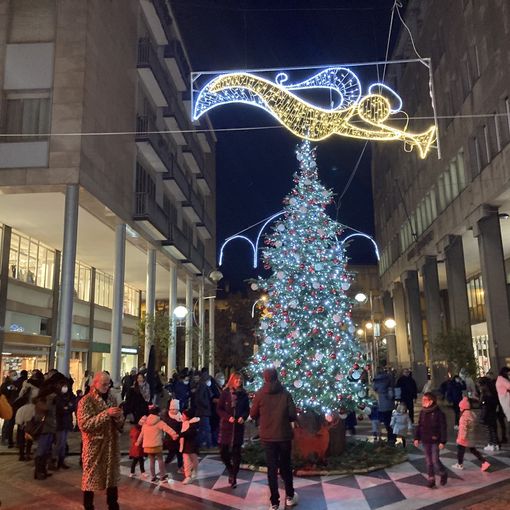 Luci accese e ruota panoramica: il Natale di Busto ha già preso quota