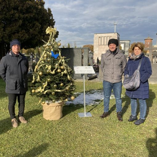 Da sinistra Luca e Marco Cirigliano, con Marika Mura e l'Albero dei bimbi angeli