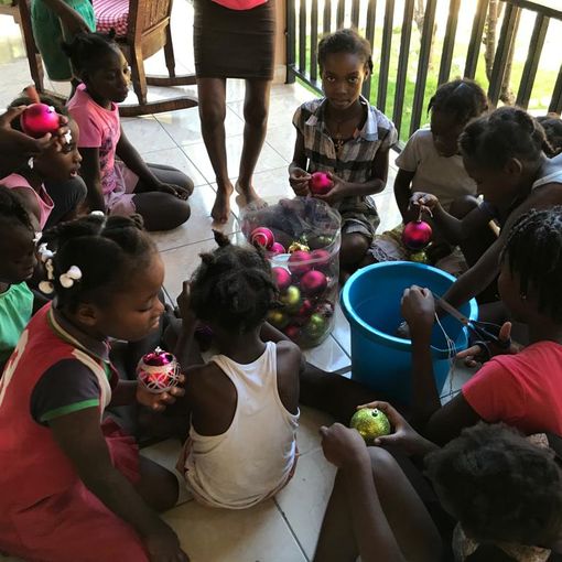 I bimbi preparano il Natale ad Haiti. Ma c'è chi minaccia per le prossime ore «un nuovo Iraq»