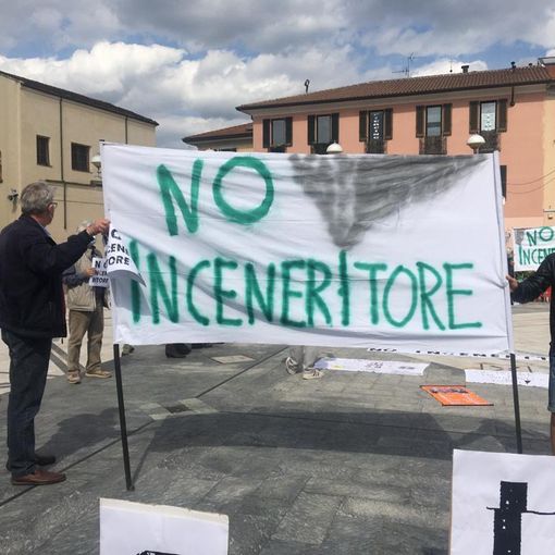 Una protesta passata contro l'inceneritore, ancora in gestione Accam