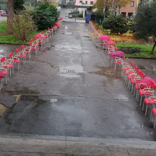 Sedie rosse vuote. Alle De Amicis di Busto un’installazione per le donne vittime di violenza