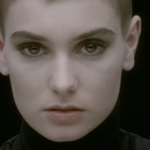 Un frame del video di di Nothing Compares 2 U