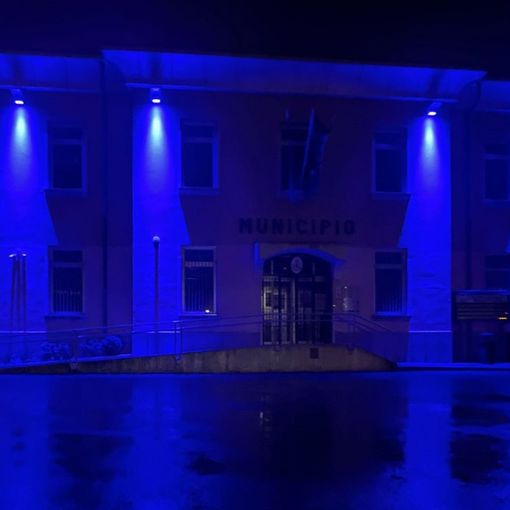 A Marnate il municipio si tinge di azzurro per sensibilizzare sui tumori maschili