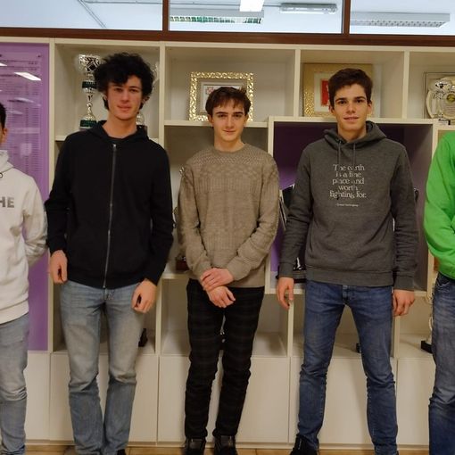 Gli studenti del Tosi e, sotto, la medaglia d’oro Tommaso Licini