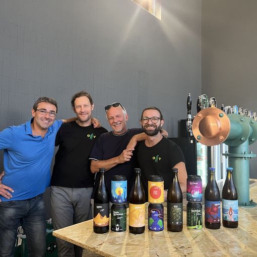 FOTO E VIDEO. Un orso che è diventato maggiorenne: tutti pazzi per la birra made in Busto