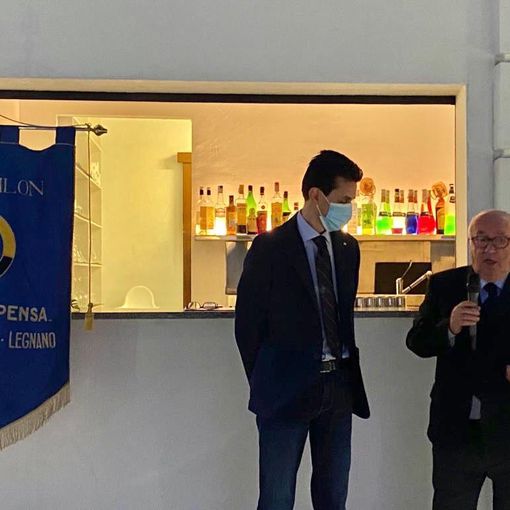Giovanni Castiglioni nel dialogo con Carlo Tavecchio (sotto con il presidente del Panathlon club La Malpensa Massimo Tosi)