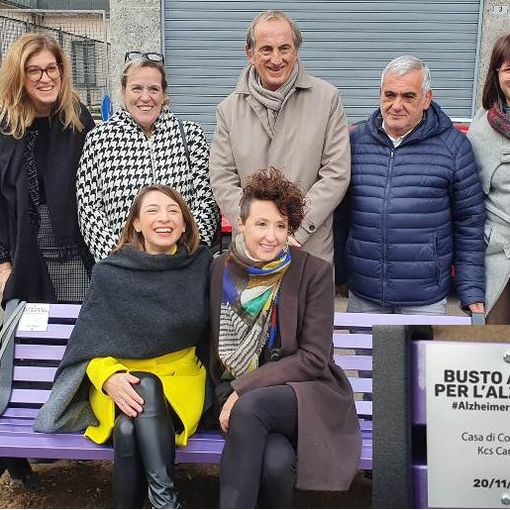 A Busto una panchina viola dedicata all’Alzheimer. Con un messaggio alle famiglie: «Non siete sole»