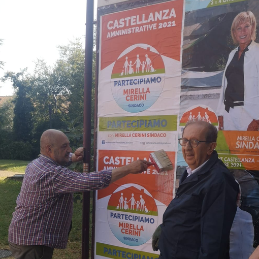 Subito al lavoro per rimpiazzare i manifesti imbrattati a Castellanza (sotto)