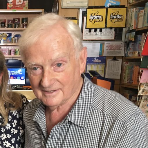 Peppino Tagliabue nella rivendita di viale Alfieri