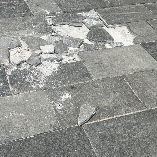 FOTO. Piazza Vittorio Emanuele si sbriciola ancora