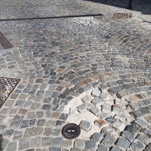 Lampioni e pavimentazione, il centro di Busto fa discutere