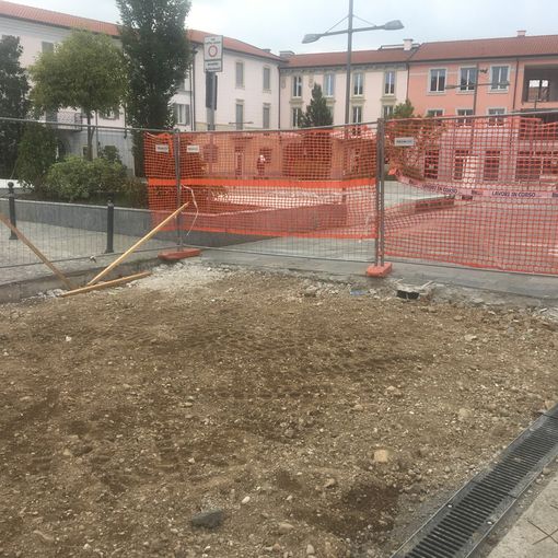 Stop al ballo della mattonella in centro a Busto: forse è la volta buona
