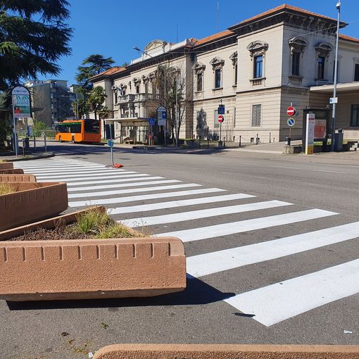Busto, fioriere e parcheggi “blu” in piazzale Solaro
