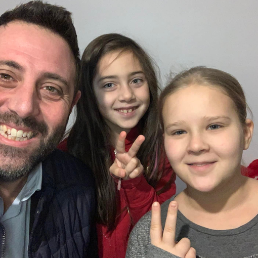 Pignatiello con la piccola ucraina Yeva e sua figlia Chiara