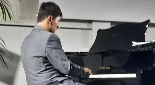 VIDEO. Manuel Pintau conquista la platea del Museo del Tessile con il concerto benefico per i suoi 18 anni