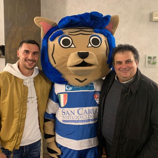 La mascotte e Gambertoglio con il tigrotto Piu