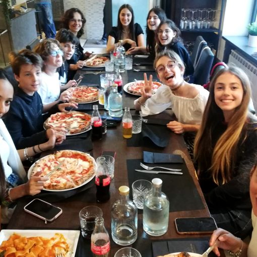 Aria di festa per i giovani attori dell’istituto “Fermi” e della scuola media “San Giulio” di Castellanza