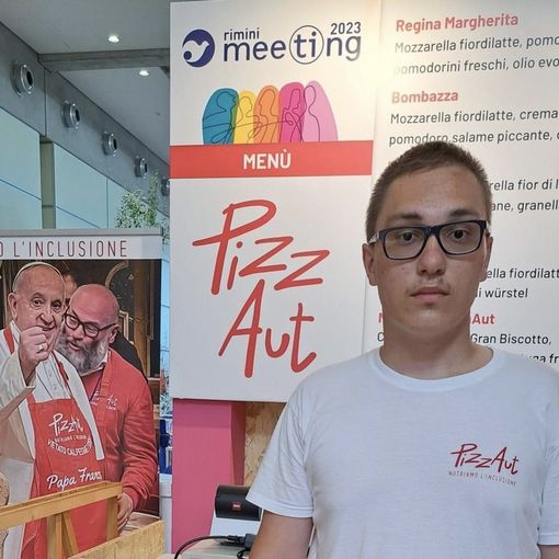 Ad Andrea di PizzAut si è rotto il violino: «Musicisti, venite al meeting di Rimini e realizzate il suo sogno di suonare &quot;all'estero&quot;»