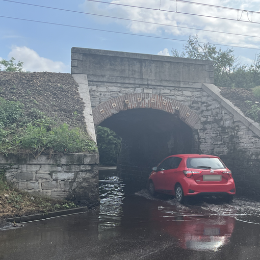 Ponte allagato, piovono le polemiche. Comerio: «Situazione vergognosa. Bisogna fare qualcosa»