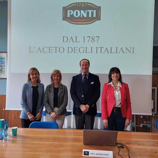 VIDEO. Al Fermi sale in cattedra Giacomo Ponti: «Vi esorto a essere “golosi” di tutte le opportunità di formazione che la vita vi offre»
