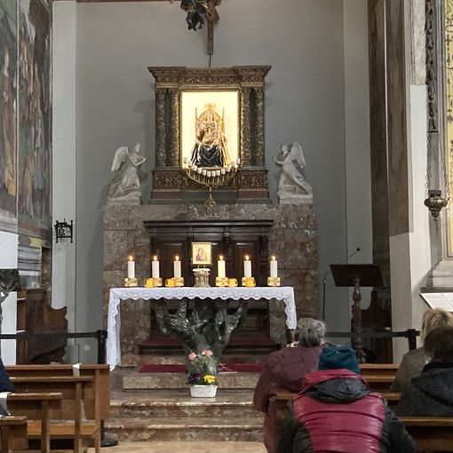 Aspettando la preghiera insieme in Santa Maria: l'icona, sotto la statua della Madonna dell'Aiuto